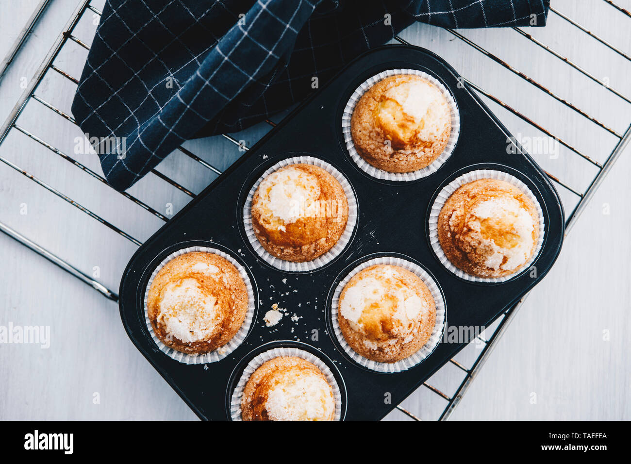 Muffins caseros en muffin bandeja de rejilla de refrigeración Fotografía de  stock - Alamy