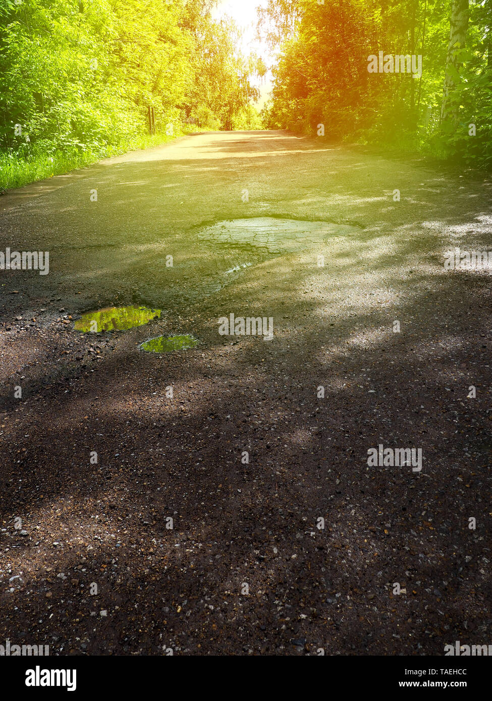 Punteaduras grandes con piedras sobre el asfalto. Foto de stock