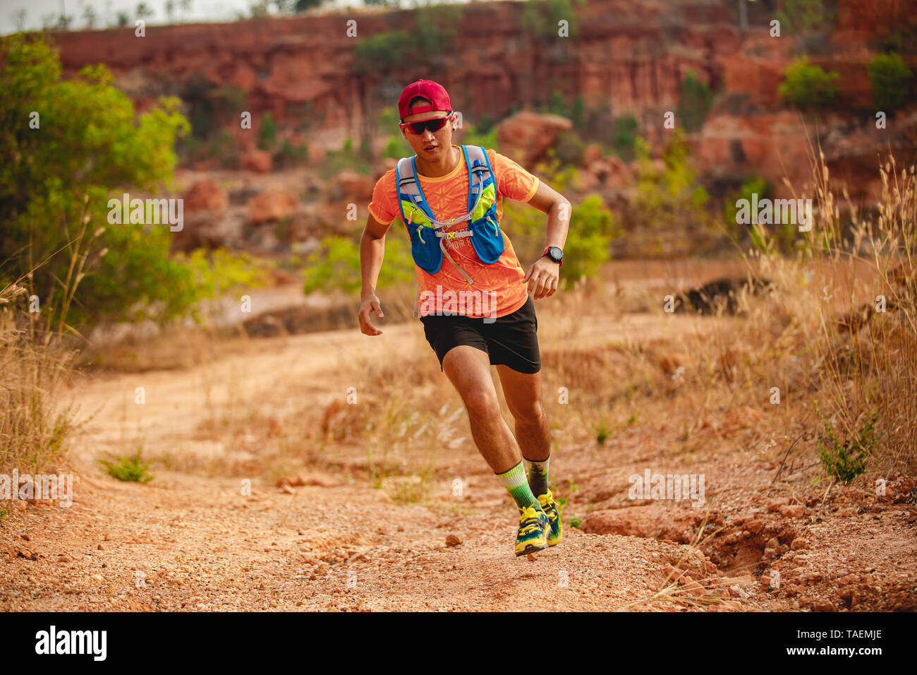 Un hombre de Trail Runner . y pies de atleta vistiendo zapatillas deportivas  para trail running en la montaña Fotografía de stock - Alamy