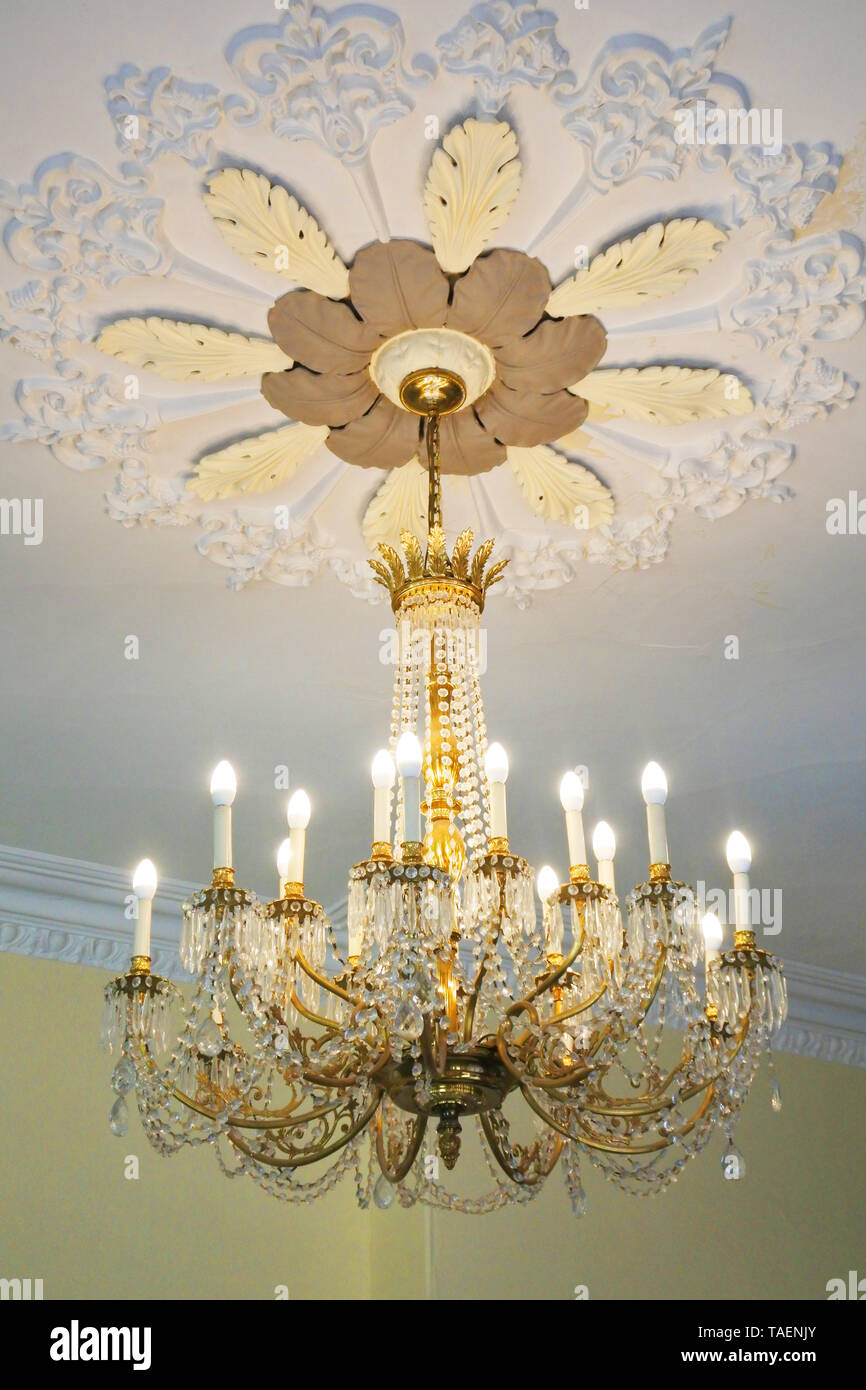 Candelabro de cristal clásico entrega en una lujosa mansión - John Gollop Foto de stock
