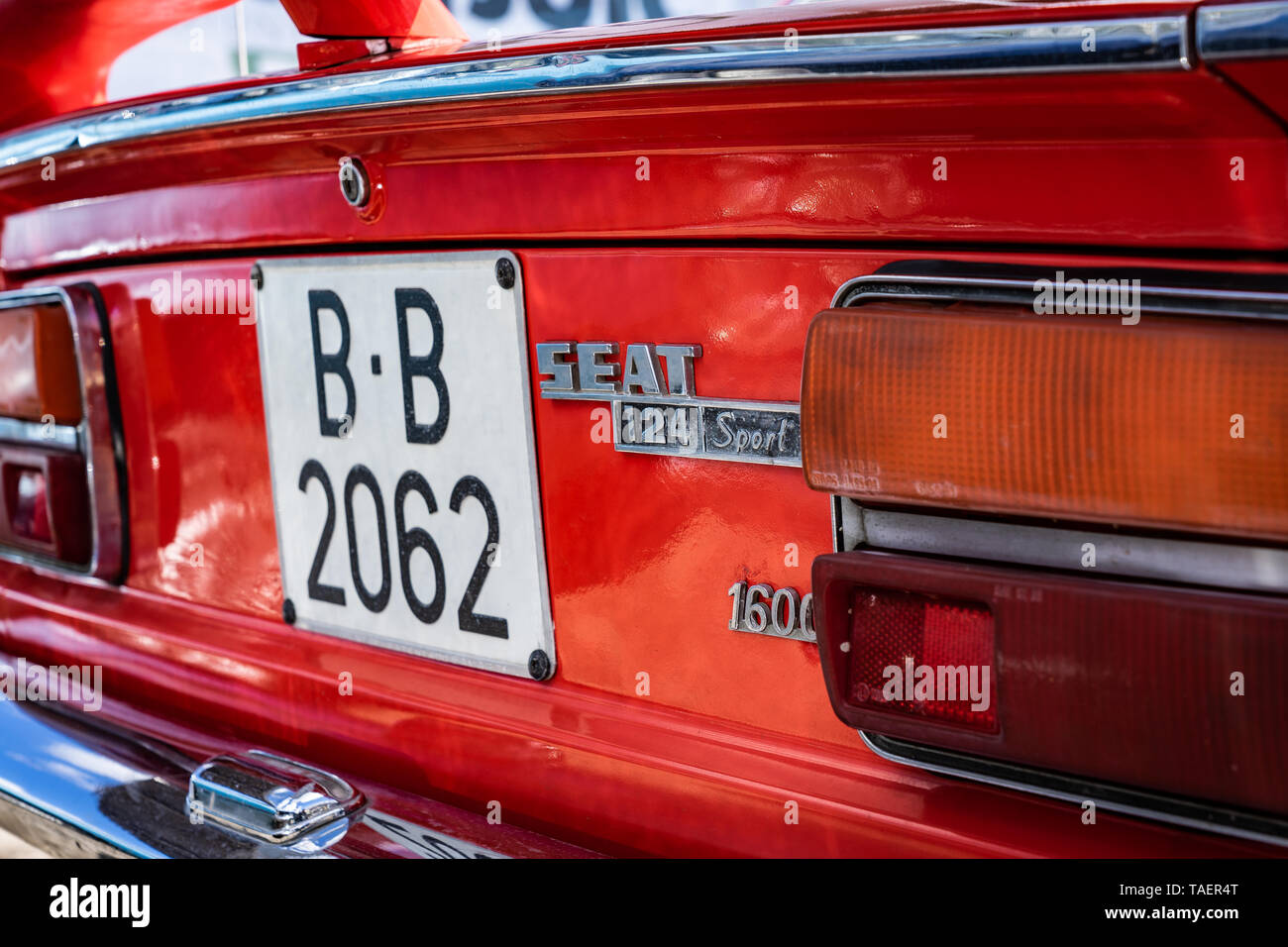 FIAT SEAT 124 sport en espíritu de Montjuic, circuito de Barcelona car show. Foto de stock