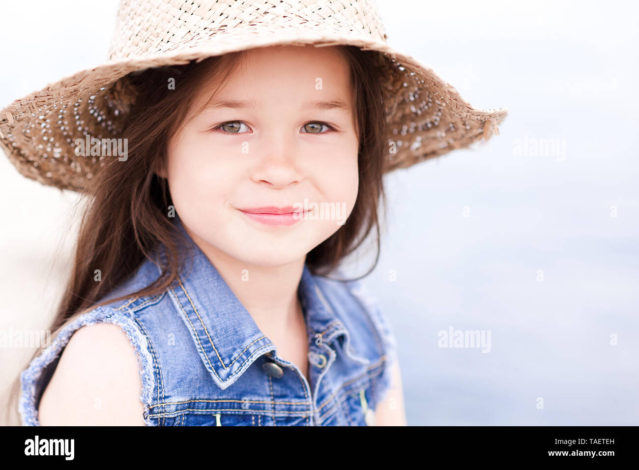 bebé, verano, sombrero de paja, bebé, bebés, bebés humanos, veranos,  sombreros de paja Fotografía de stock - Alamy