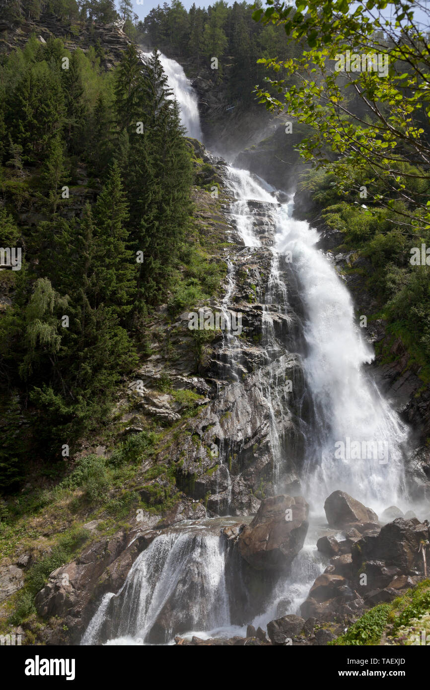 La cascada de Stuibenfall Umhausen, valle Ötztal, Austria. La cascada más alta en el Tirol, 159 metros. Oytal, Allgäu, cerca de Oberstdorf. Foto de stock