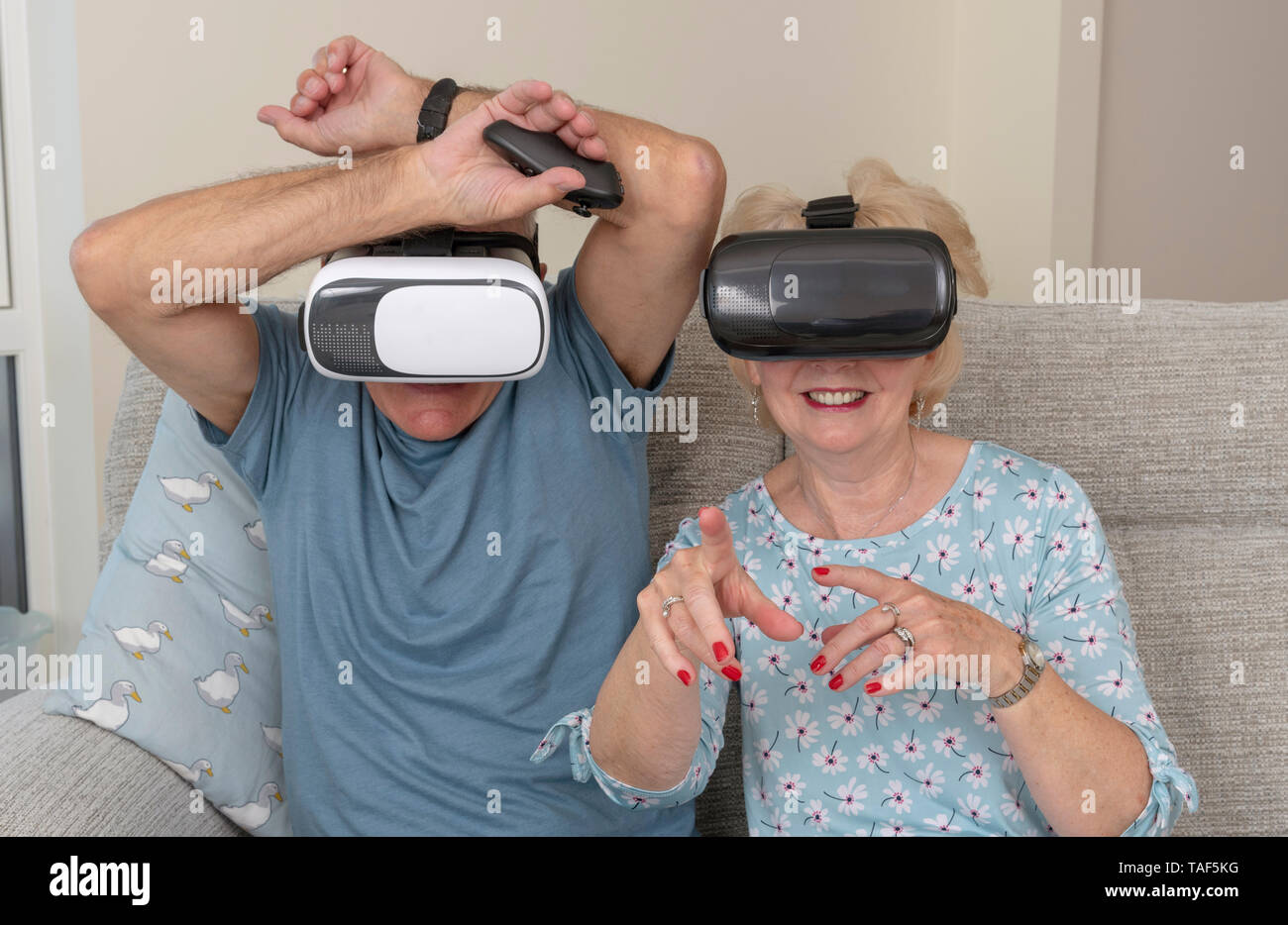 Portsmouth, Reino Unido, pareja de ancianos divirtiéndose llevaba gafas de realidad virtual Foto de stock