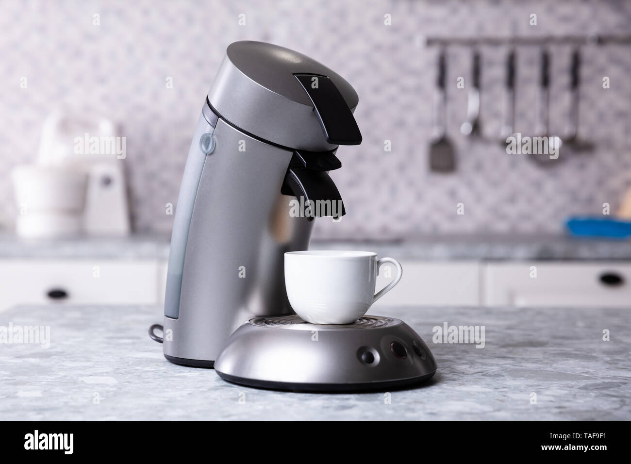 https://c8.alamy.com/compes/taf9f1/cafetera-con-cafe-taza-sobre-encimera-de-cocina-taf9f1.jpg