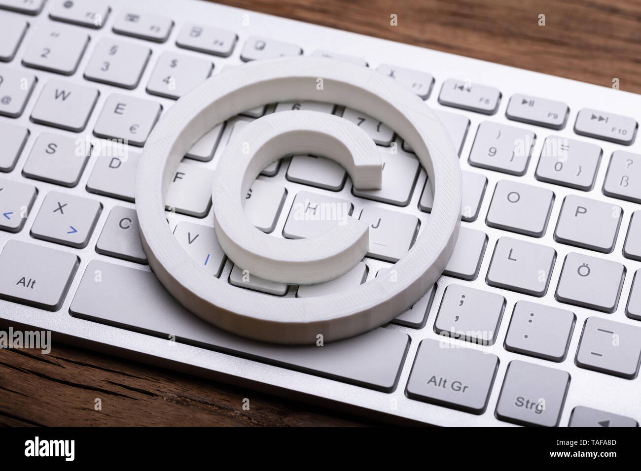 Vista elevada blanco el símbolo de copyright en el teclado del ordenador Fotografía - Alamy