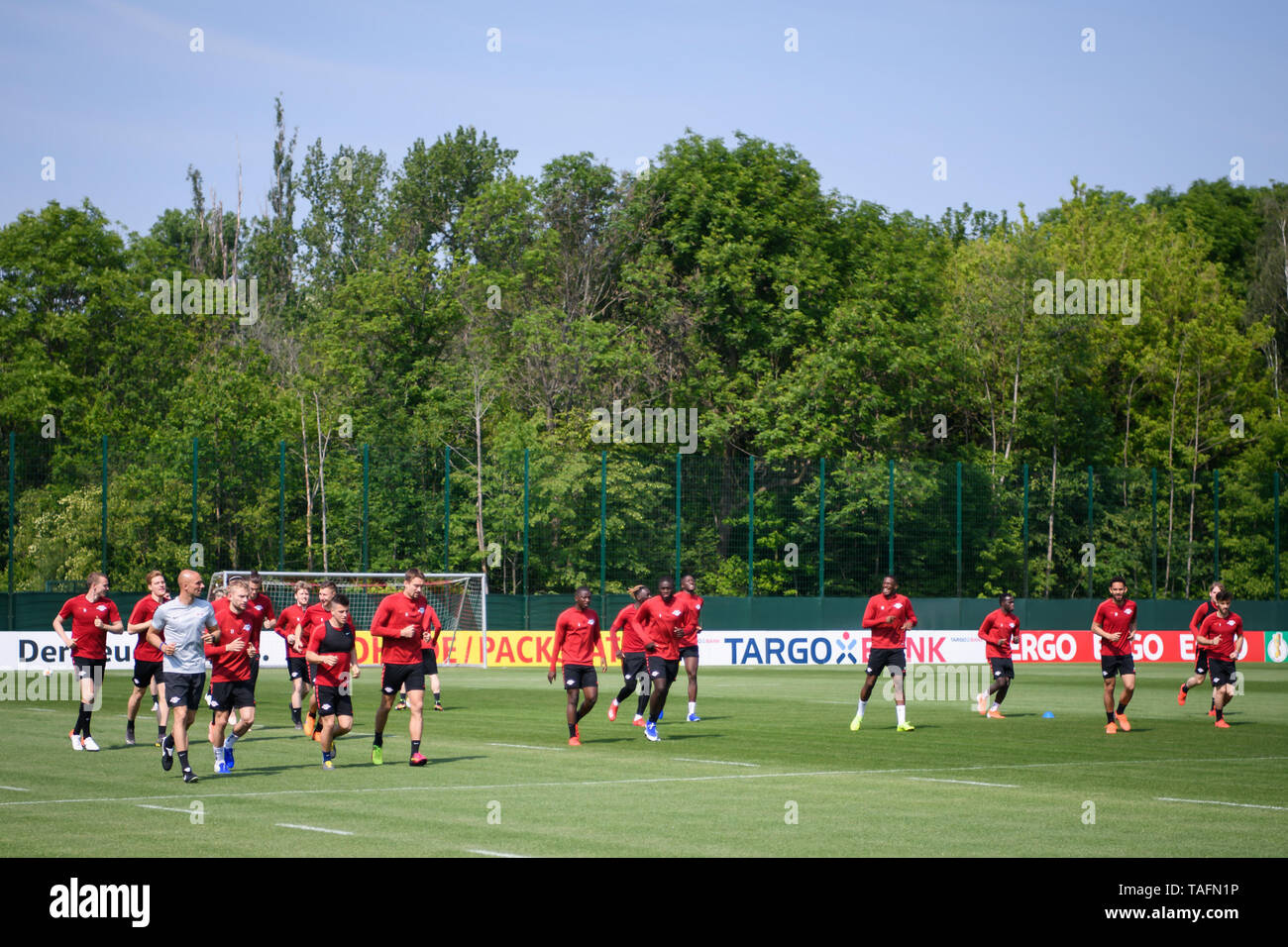 Berlín, Alemania. El 24 de mayo, 2019. Leipzig jugadores asistieran a una sesión de formación para el próximo partido final de la Copa de Alemania entre el RB Leipzig y el FC Bayern de Múnich en Leipzig, Alemania, el 24 de mayo de 2019. Crédito: Kevin Voigt/Xinhua/Alamy Live News Foto de stock