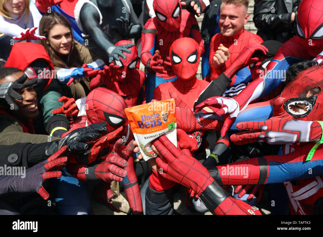 Londres, Reino Unido. 25 de mayo de 2019. Los participantes van vestidos como vengadores y Spider-Man dominado MCM London Comic Con en Excel en Londres este año y para celebrar tantas viniendo juntos organizó una foto de grupo. Huelga decir, Spider-Man se robó el show y se aseguró de que él estaba en cada foto! Crédito: Paul Brown/Alamy Live News Foto de stock