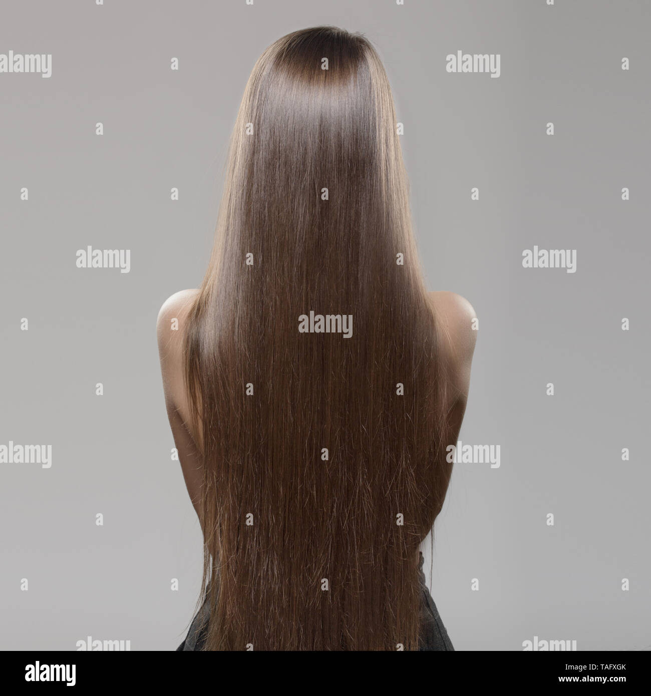Mujer con cabello oscuro largo recto Fotografía de stock - Alamy