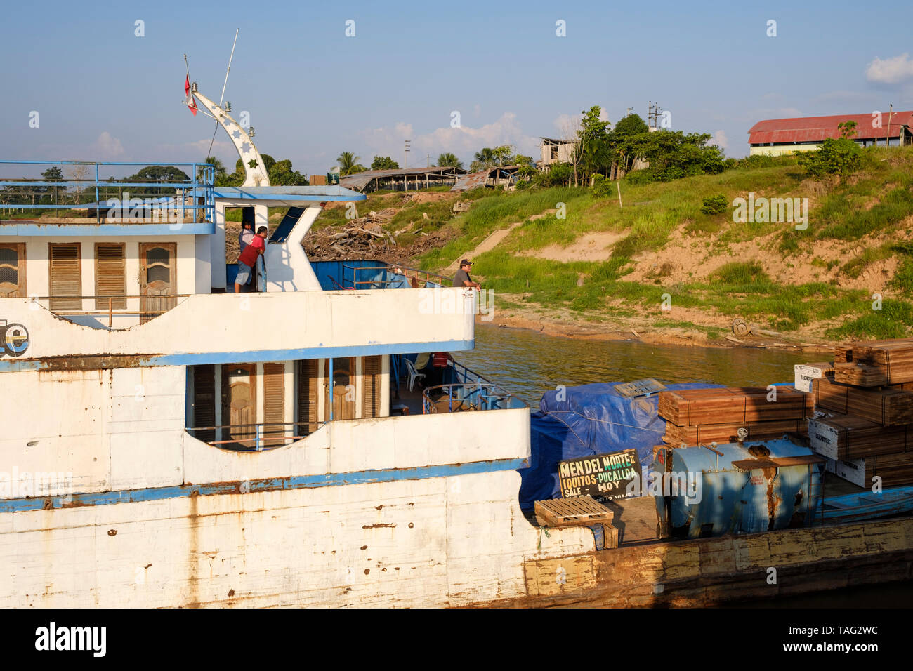 Ferry de hombres del Norte que cubre la ruta Iquitos-Pucallpa atracó en el  puerto de Requena sobre el río Ucayali, departamento de Loreto, Perú  Fotografía de stock - Alamy