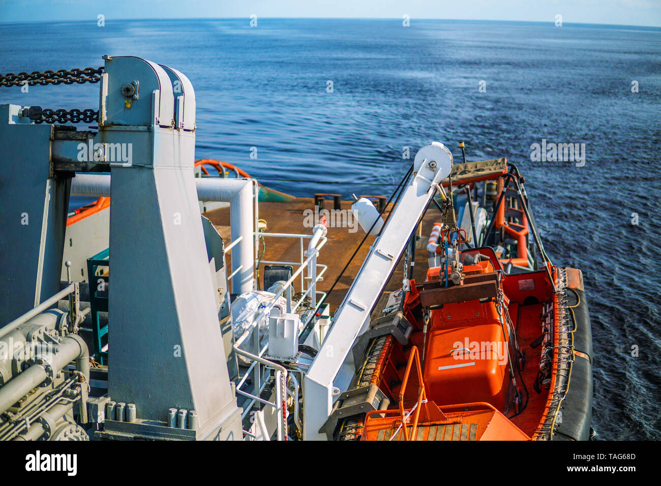 Bote Salvavidas o botes de rescate rápidos FRC artesanales en el buque en el mar Foto de stock