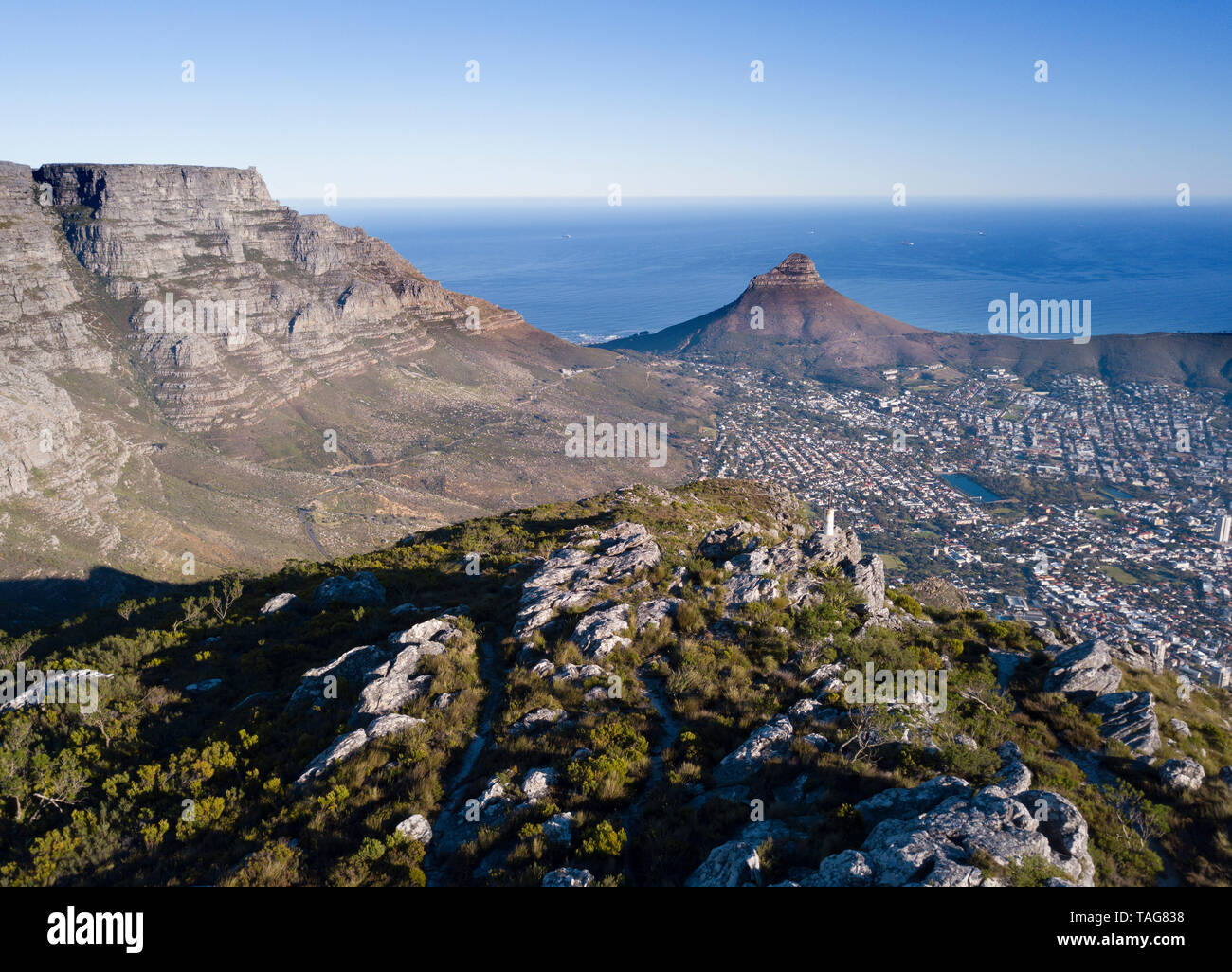 Vista aérea a la montaña de la Mesa y Ciudad del Cabo, Sudáfrica Foto de stock