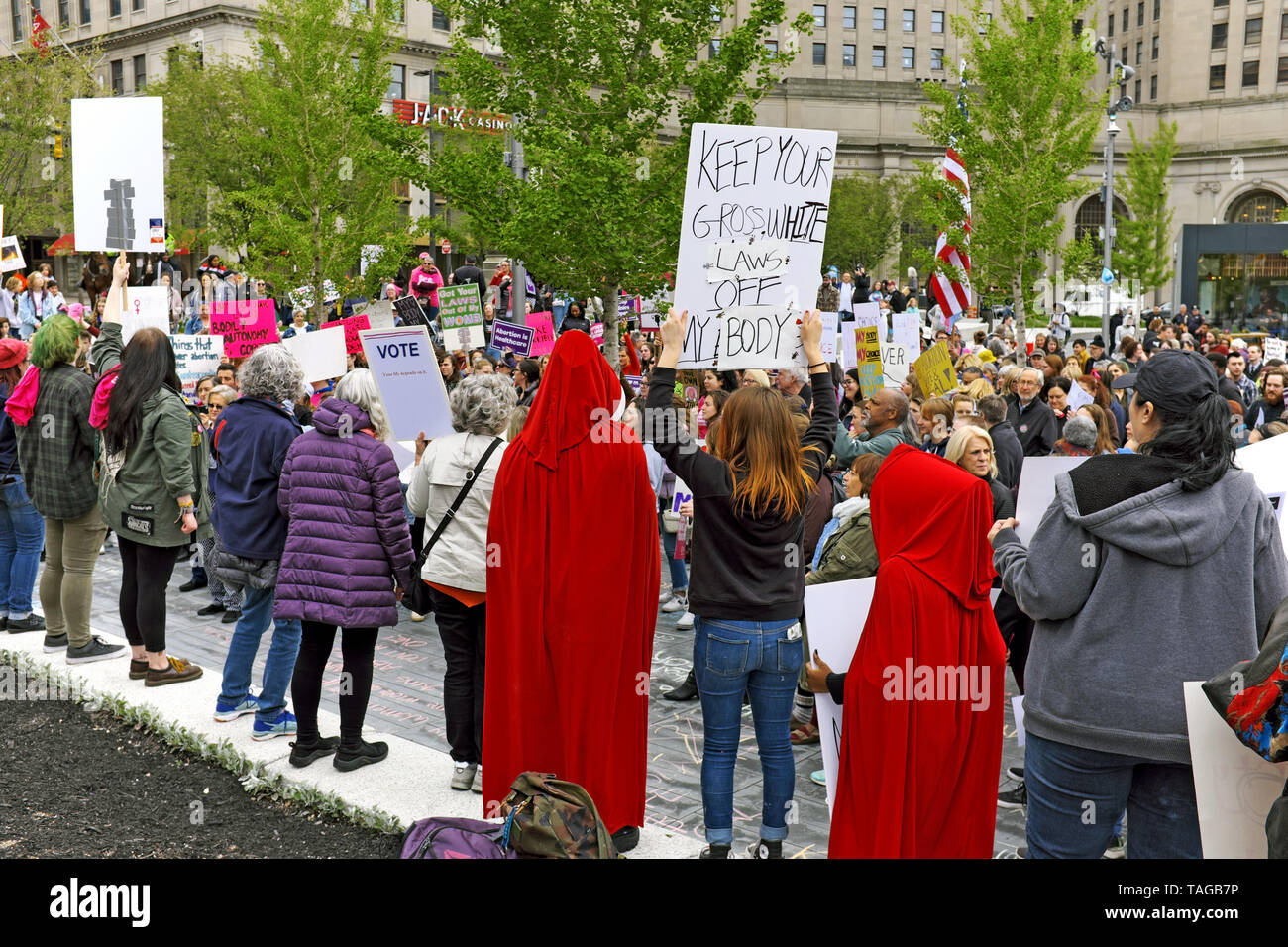 Pro-elección los manifestantes protestan en plaza pública en el centro de la ciudad de Cleveland, Ohio, EE.UU. contra cambios a Ohio las leyes sobre el aborto y los derechos reproductivos. Foto de stock