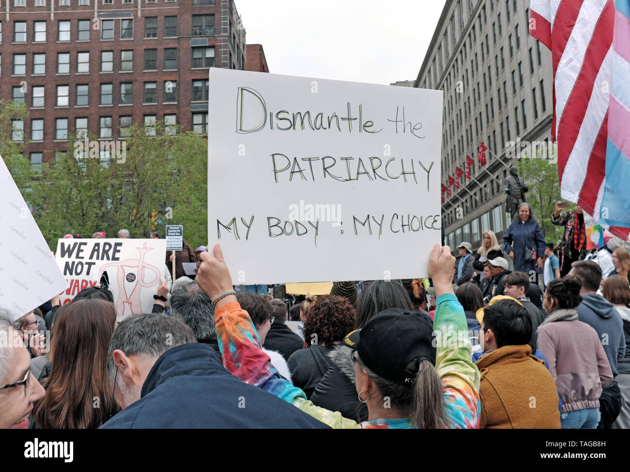 Un rallygoer de los derechos de las mujeres tiene un signo que dice "el manto del patriarcado Mi cuerpo Mi Elección" en el centro de Cleveland, Ohio, EE.UU. Foto de stock