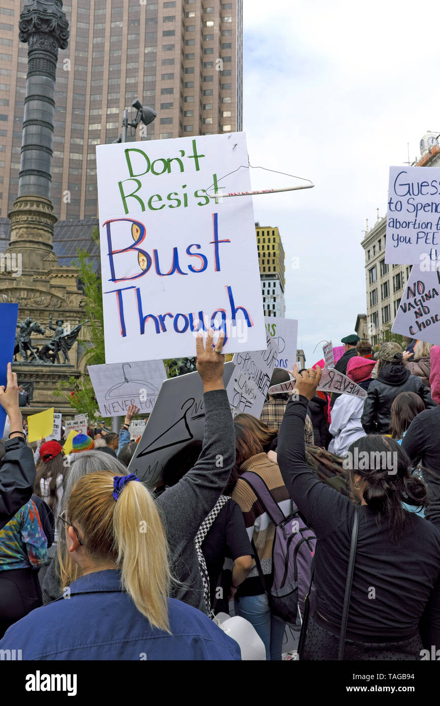 Los defensores de Pro-Choice se agolpan en la Plaza Pública de Cleveland, Ohio, EE.UU. Durante el mitin de los derechos de las mujeres del 21 de mayo de 2019. Foto de stock