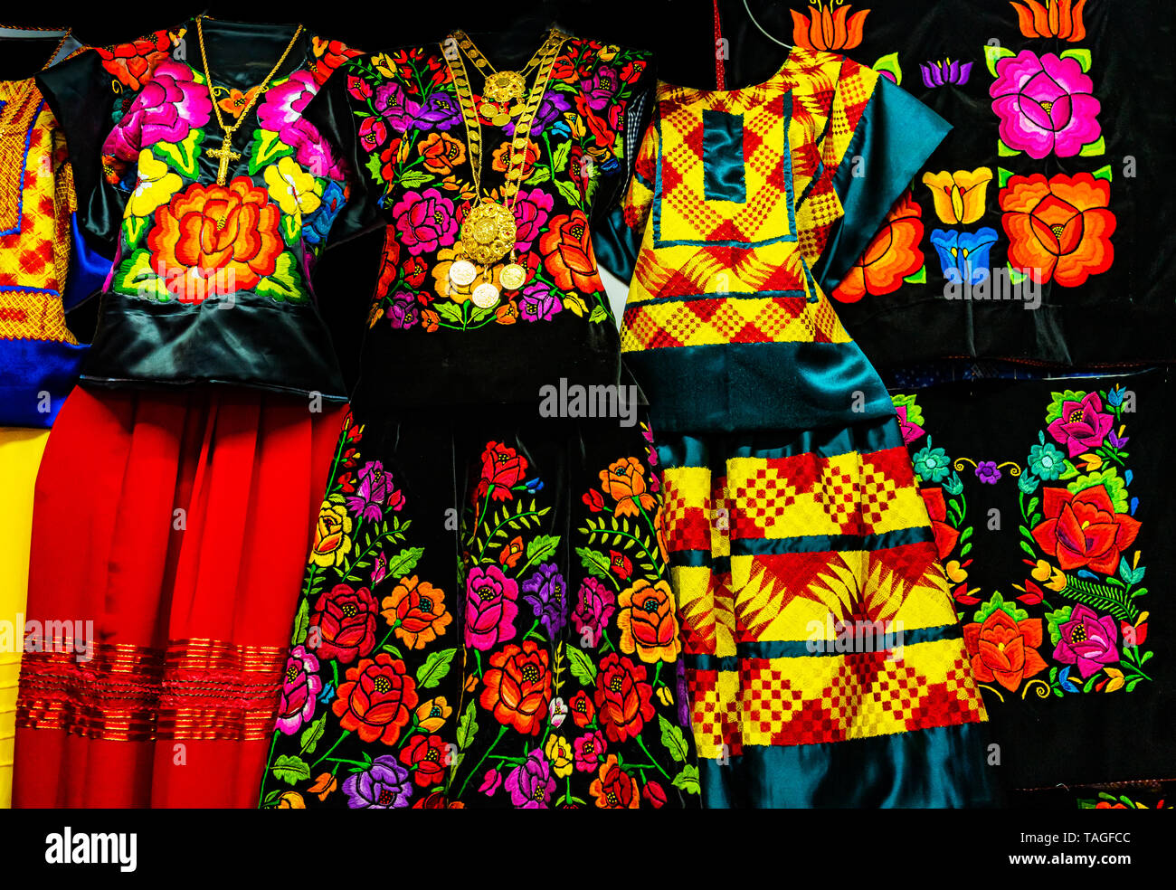 Vestidos rojos mexicanos fotografías e imágenes de alta resolución - Alamy