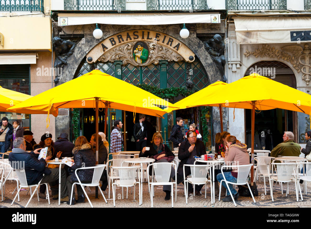 Café Brasileira. Rua Garrett. El barrio de Chiado. Ciudad de Lisboa,  Portugal, Península Ibérica, Europa Fotografía de stock - Alamy