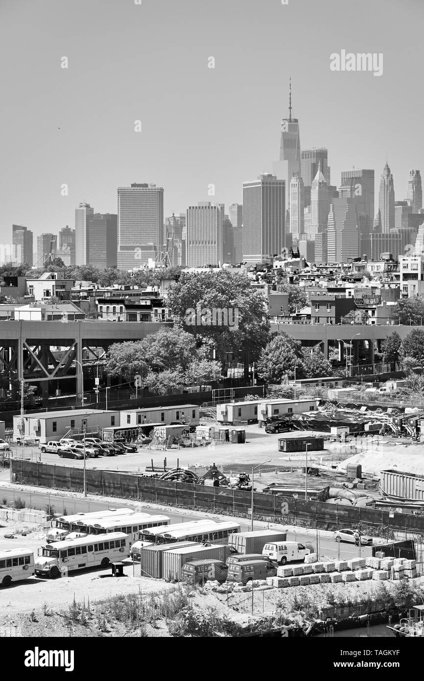 Nueva York, Estados Unidos - Julio 02, 2018: Manhattan visto desde Brooklyn barrio industrial en un brumoso día de verano. Foto de stock