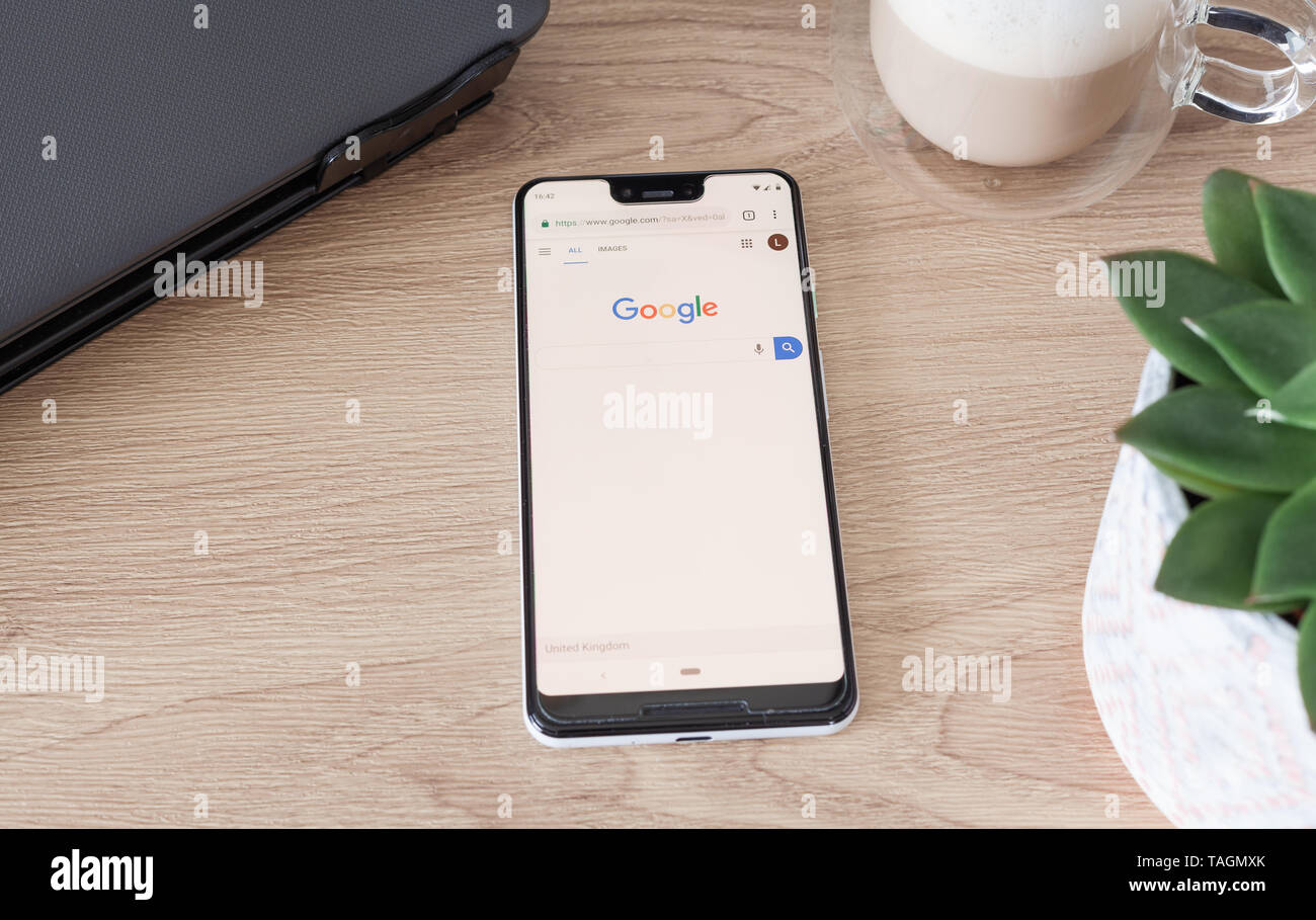 Google Pixel 3 XL mostrando el explorador Google Chrome en el escritorio  Fotografía de stock - Alamy