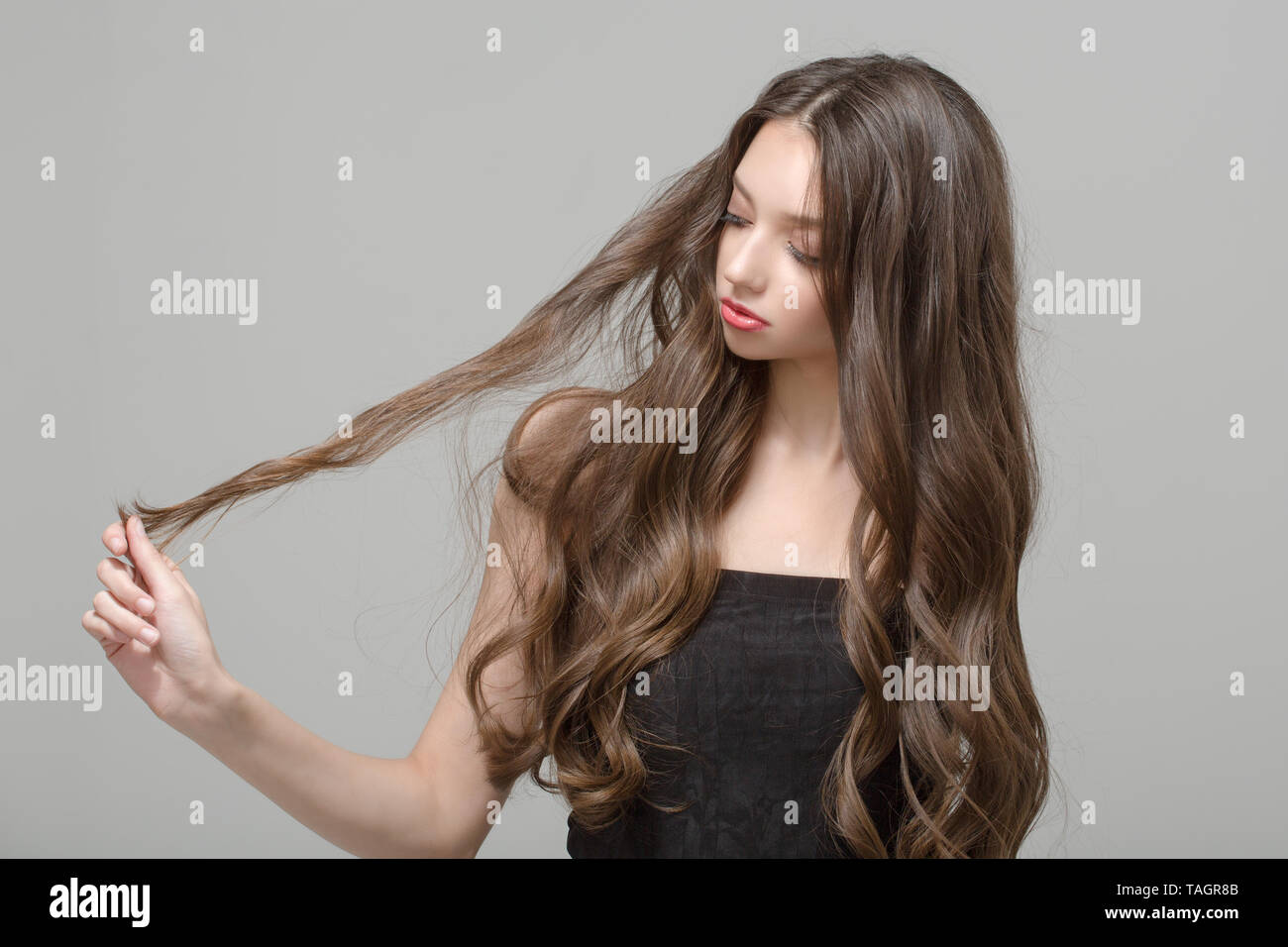 La moda mujer, secador de confusión. Largo cabello ondulado y maquillaje  Fotografía de stock - Alamy
