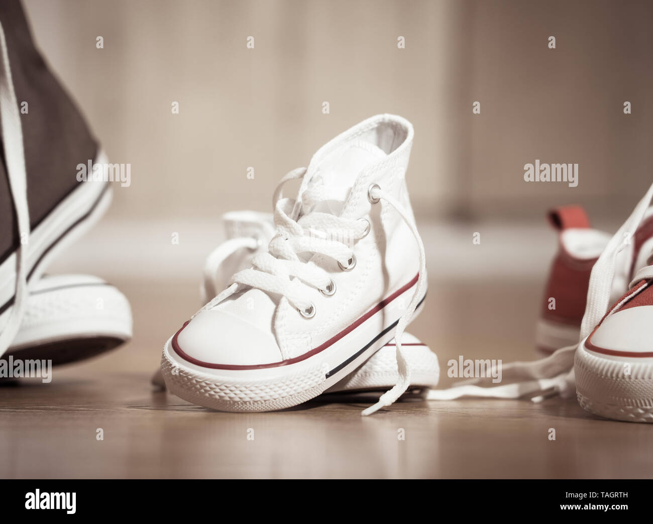 Imagen Conceptual De Gumshoes Sneakers Zapatos De Padre Madre E Hijo Hija Familia En Un Piso De Madera De Diferentes Tamanos En Sweet Home Convivencia Feliz Fotografia De Stock Alamy Imagen Conceptual De Gumshoes Sneakers Zapatos De Padre Madre E Hijo Hija Familia En Un Piso De Madera De Diferentes Tamanos En Sweet Home Convivencia Feliz Fotografia De Stock Alamy