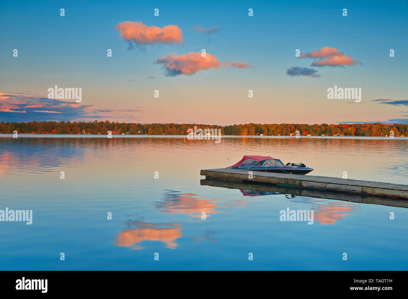 Dock y botes en el lago al atardecer SILENCIOSO SILENCIOSO Parque Provincial del Lago Ontario, Canadá Foto de stock