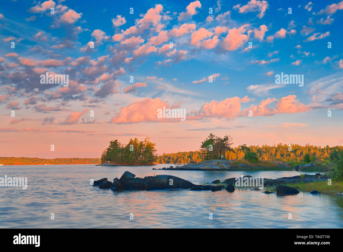 Las nubes al amanecer en el Lago del Bosque Sioux Narrows Parque Provincial de Ontario, Canadá Foto de stock
