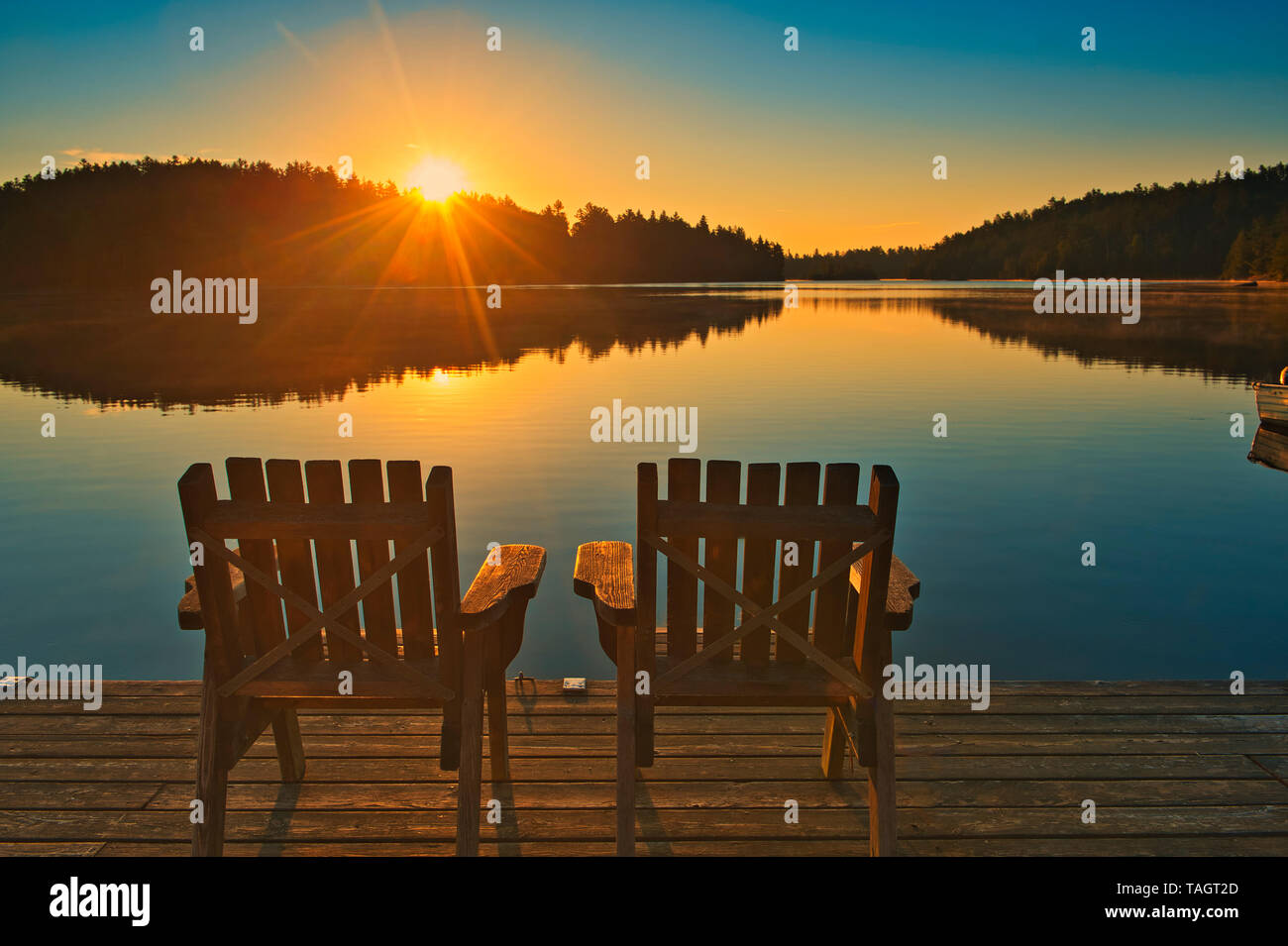 Muskoka sillas sobre Snake Island Lake (Lago Cassels Temagami) al amanecer en Ontario, Canadá Foto de stock