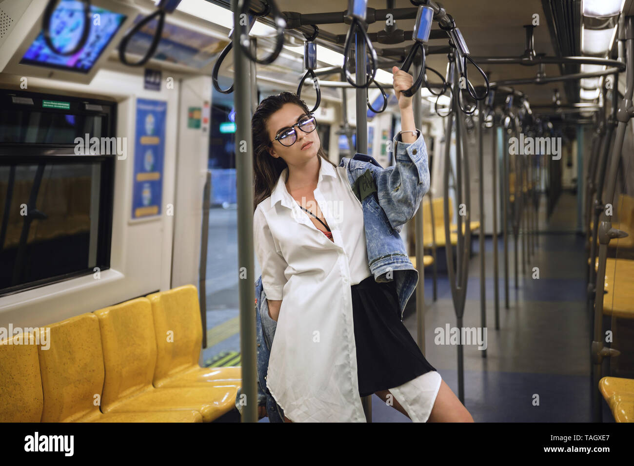 Sexy y bella modelo está posando en el transporte de metro Fotografía de  stock - Alamy