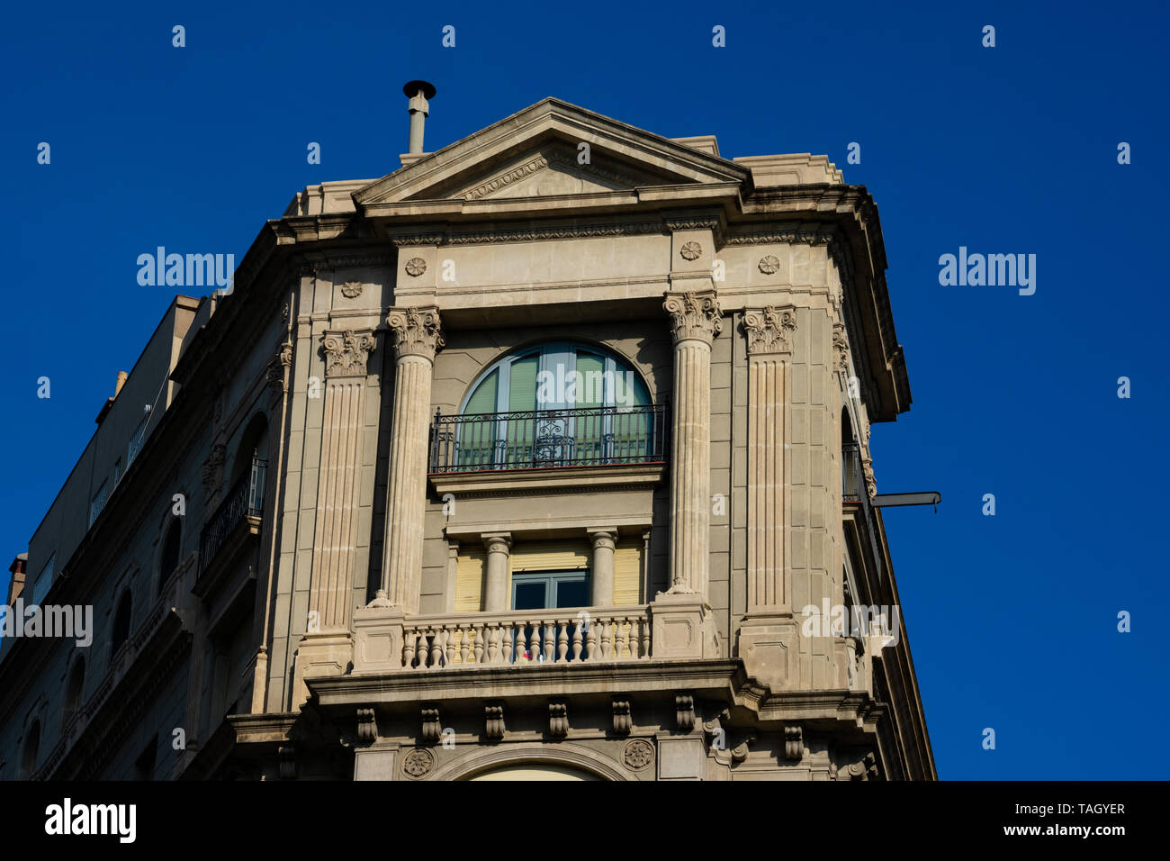 Barcelona, España. El 9 de febrero de 2019. Antiguo edificio de fachada y balcones. Avenida Diagonal Foto de stock