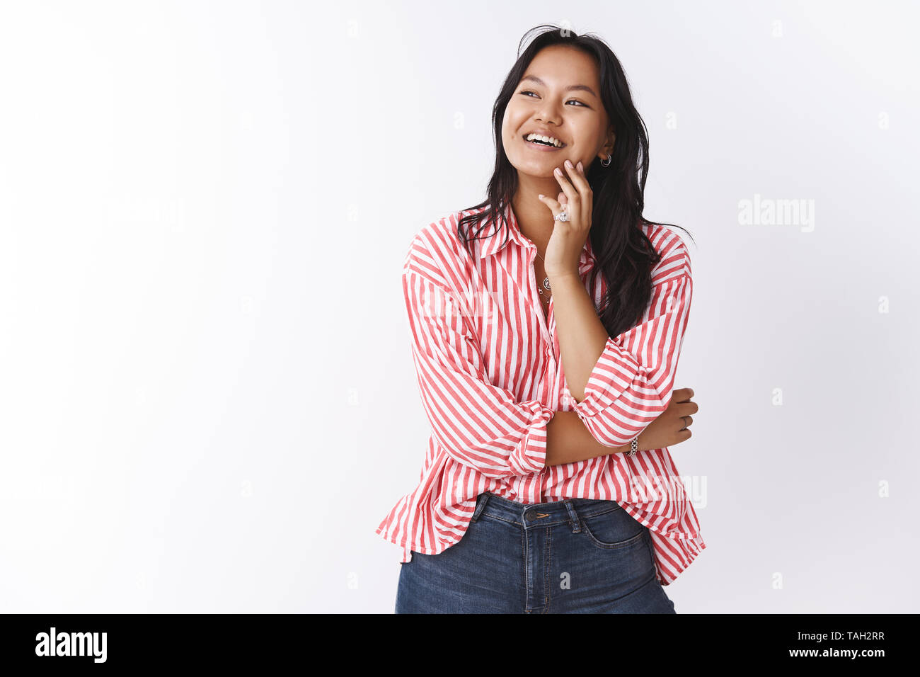 La belleza natural y el cuerpo concepto positivo. Retrato de joven atractivo femenino assistant con tatuaje en el brazo en la blusa de rayas riendo y sonriendo Foto de stock