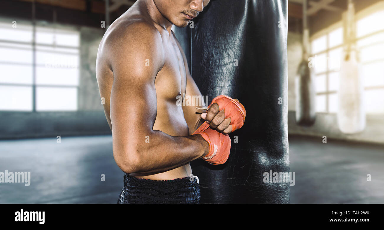 Asia con vendas de boxeo Muay Thai con guante de boxeo prepara para entrenamiento de combate. Foto de stock