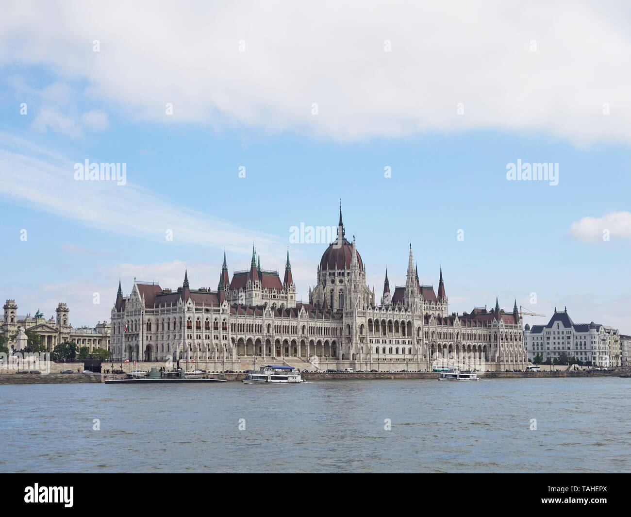 Budapest Edificio del Parlamento húngaro en la parte de Pest de la ciudad frente al río Danubio Hungría Foto de stock