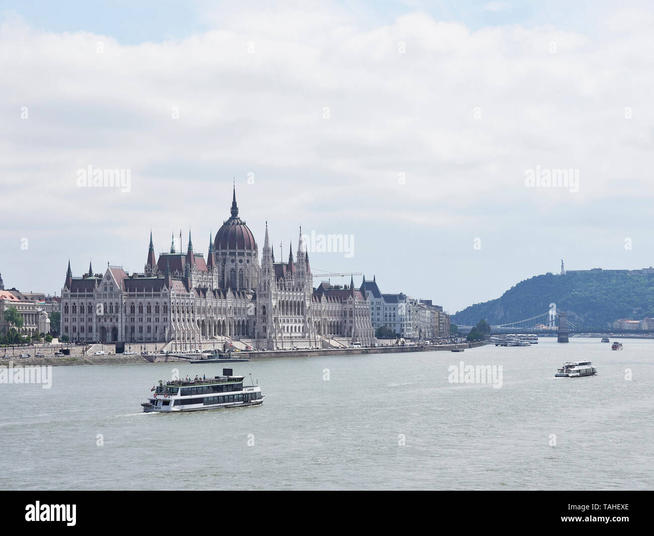 Edificio del Parlamento Húngaro de Budapest, en la parte de Pest de la ciudad, frente al río Danubio Hungría Foto de stock