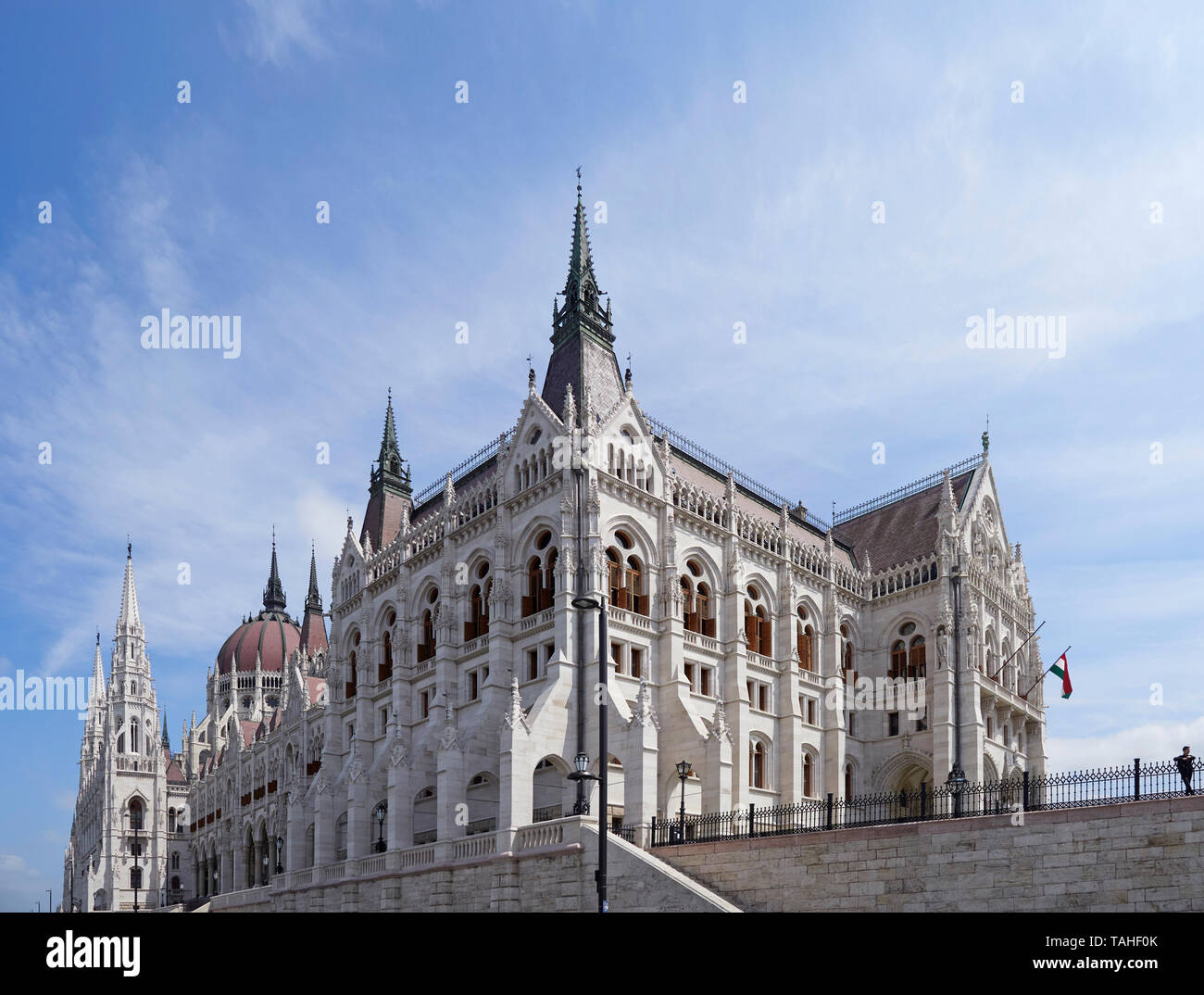 Edificio del Parlamento Húngaro de Budapest, en la parte de Pest de la ciudad, frente al río Danubio Hungría Foto de stock