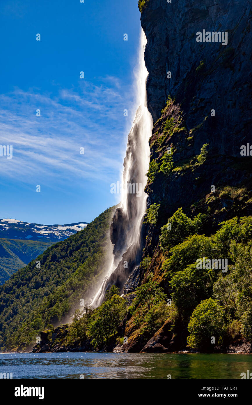 Fiordo de Geiranger, cascada siete Hermanas. Hermosa naturaleza noruega paisaje natural. Foto de stock