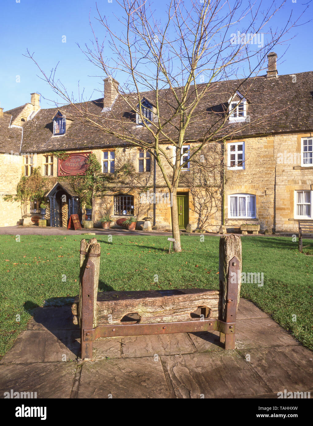 Las existencias de aldea en la plaza del mercado, Stow-on-the-Wold, Gloucestershire, England, Reino Unido Foto de stock