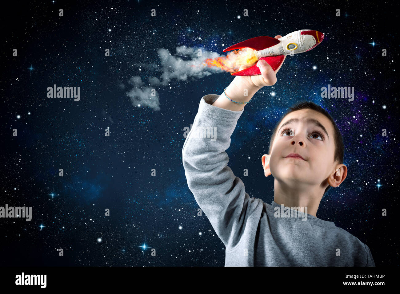 Niño juega con un cohete. Concepto de imaginación Foto de stock
