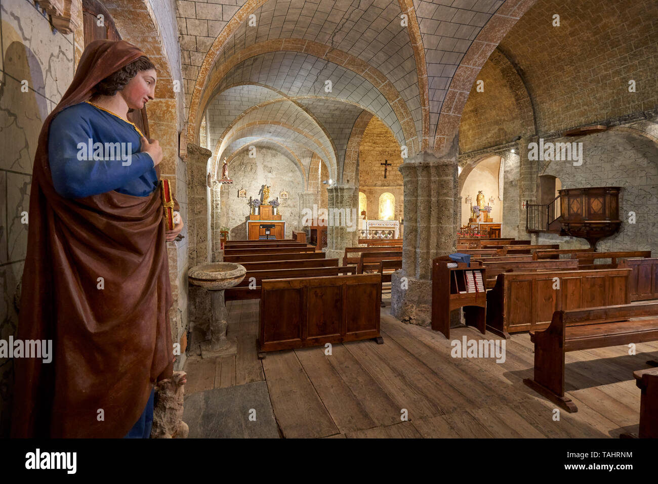 La Tumba, Hautes-Alpes, 05000, Francia. El interior de la iglesia de Notre Dame de l'Assomption de la tumba (arquitectura románica Foto de stock