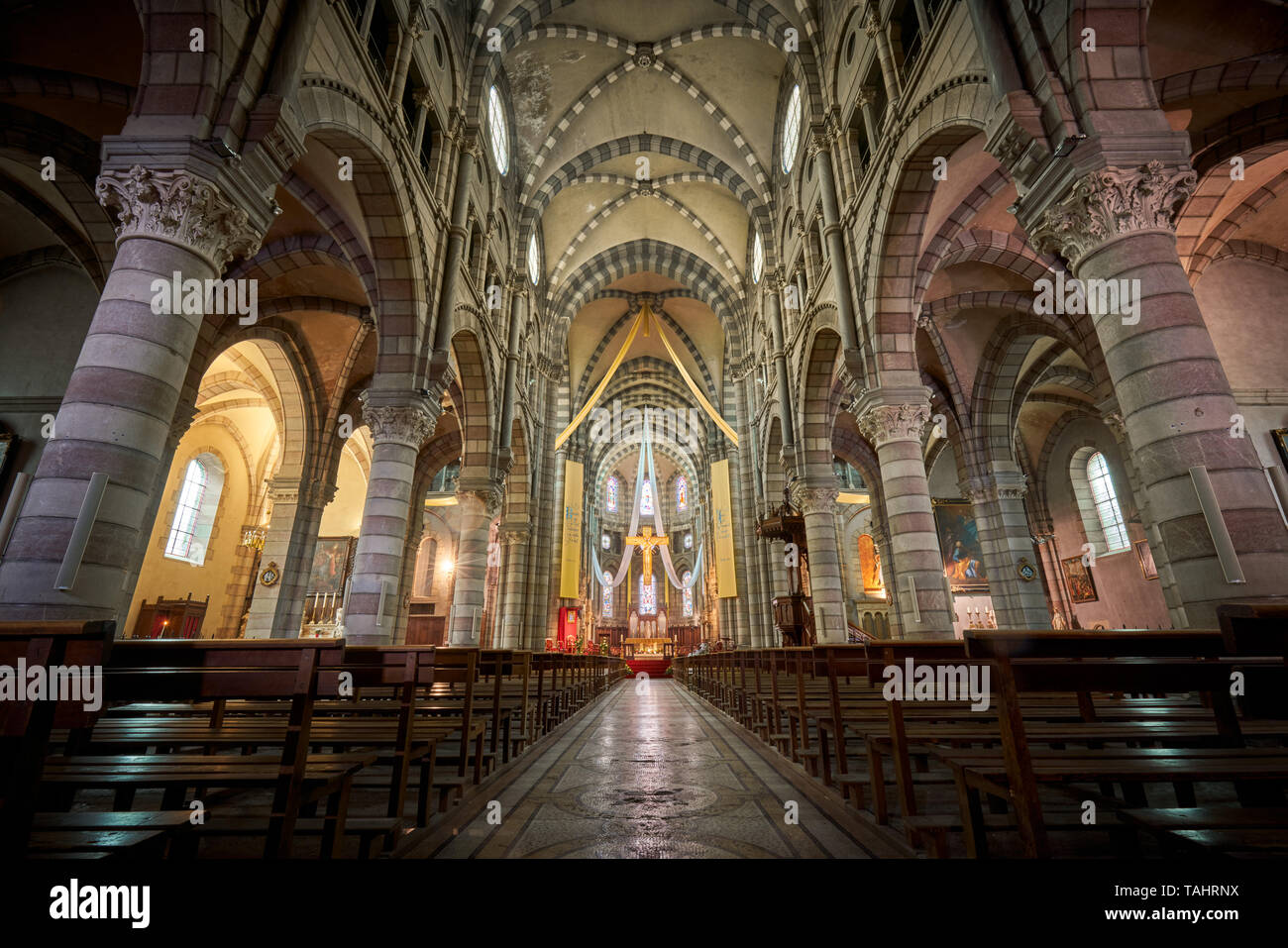 Gap, Hautes-Alpes, 05000, Francia - 03 de mayo de 2019: El interior de la catedral de Notre-Dame-et-Saint-Arnoux de gap Foto de stock