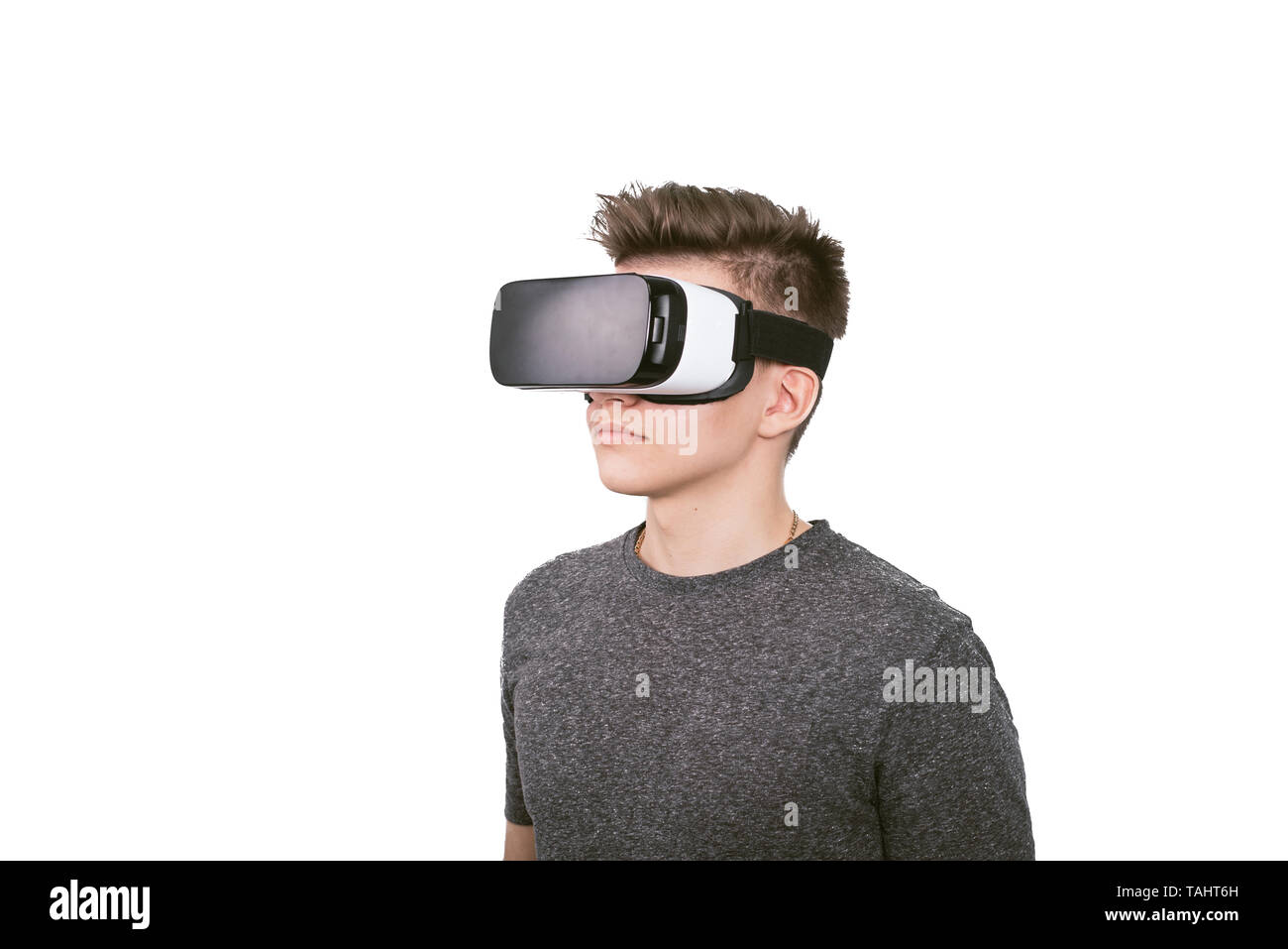 Un joven, un adolescente está en villard vr gafas sobre un fondo blanco.  Realidad aumentada en nuestro tiempo. Una gafas de realidad virtual boy  juega a juegos Fotografía de stock - Alamy