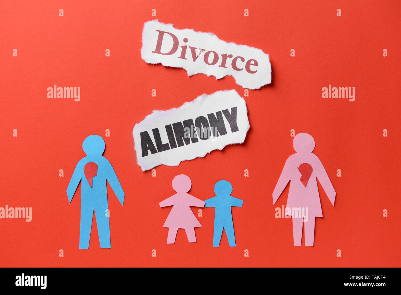 Palabras pensión alimenticia y el divorcio con figuras de papel de familia  sobre fondo de color Fotografía de stock - Alamy