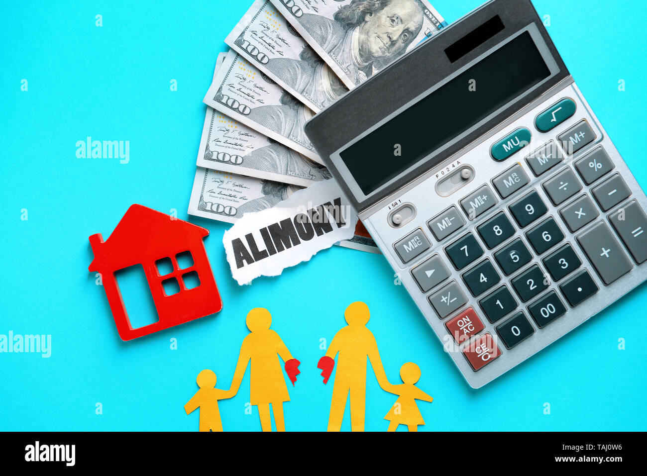 Word la pensión alimenticia con figuras de papel de la familia, casa,  dinero y calculadora sobre fondo de color Fotografía de stock - Alamy
