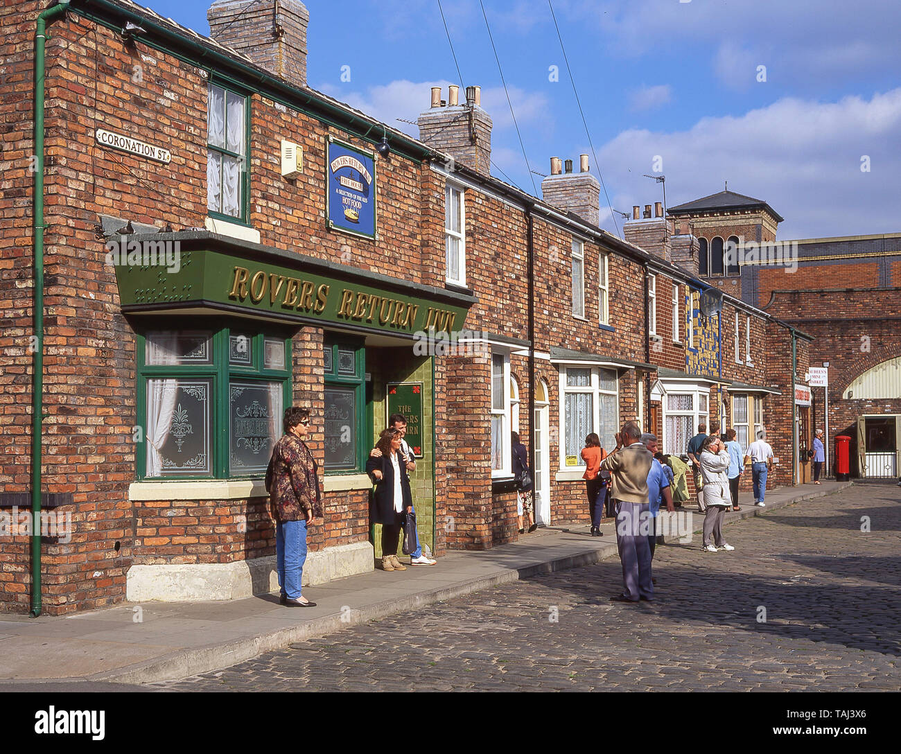 Los turistas en Rovers Volver Pub, la calle de la Coronación de la excursión, MediaCityUK, Trafford, Greater Manchester, Inglaterra, Reino Unido Foto de stock