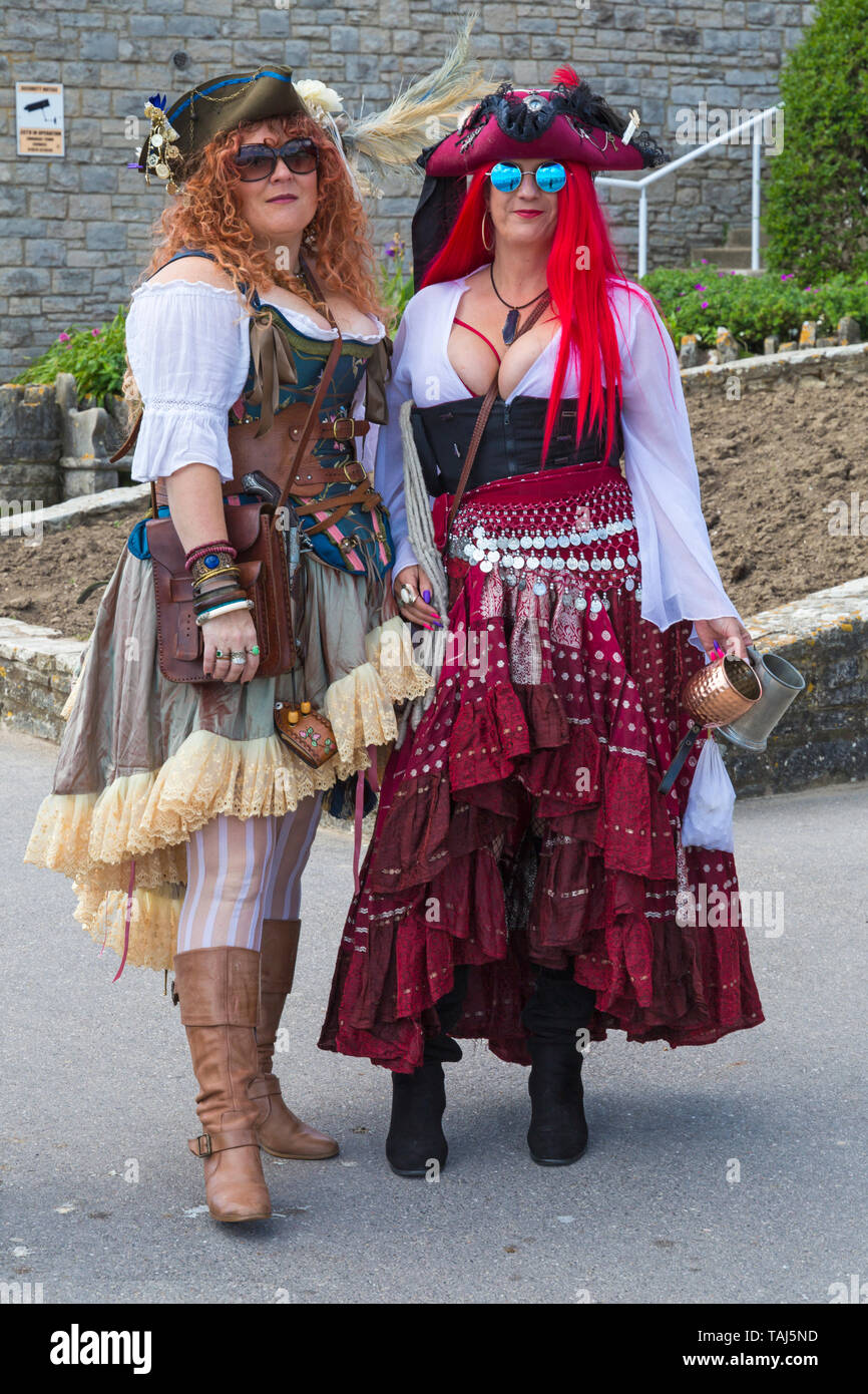 Woman in pirate outfit fotografías e imágenes de alta resolución - Alamy