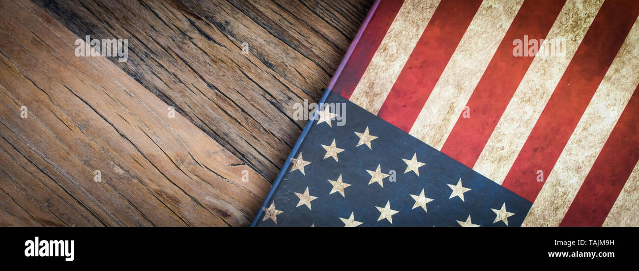 La textura de la bandera americana en el fondo de madera. Banner para celebrar el Memorial Day, Día de la independencia y Presidentes del día. Foto de stock
