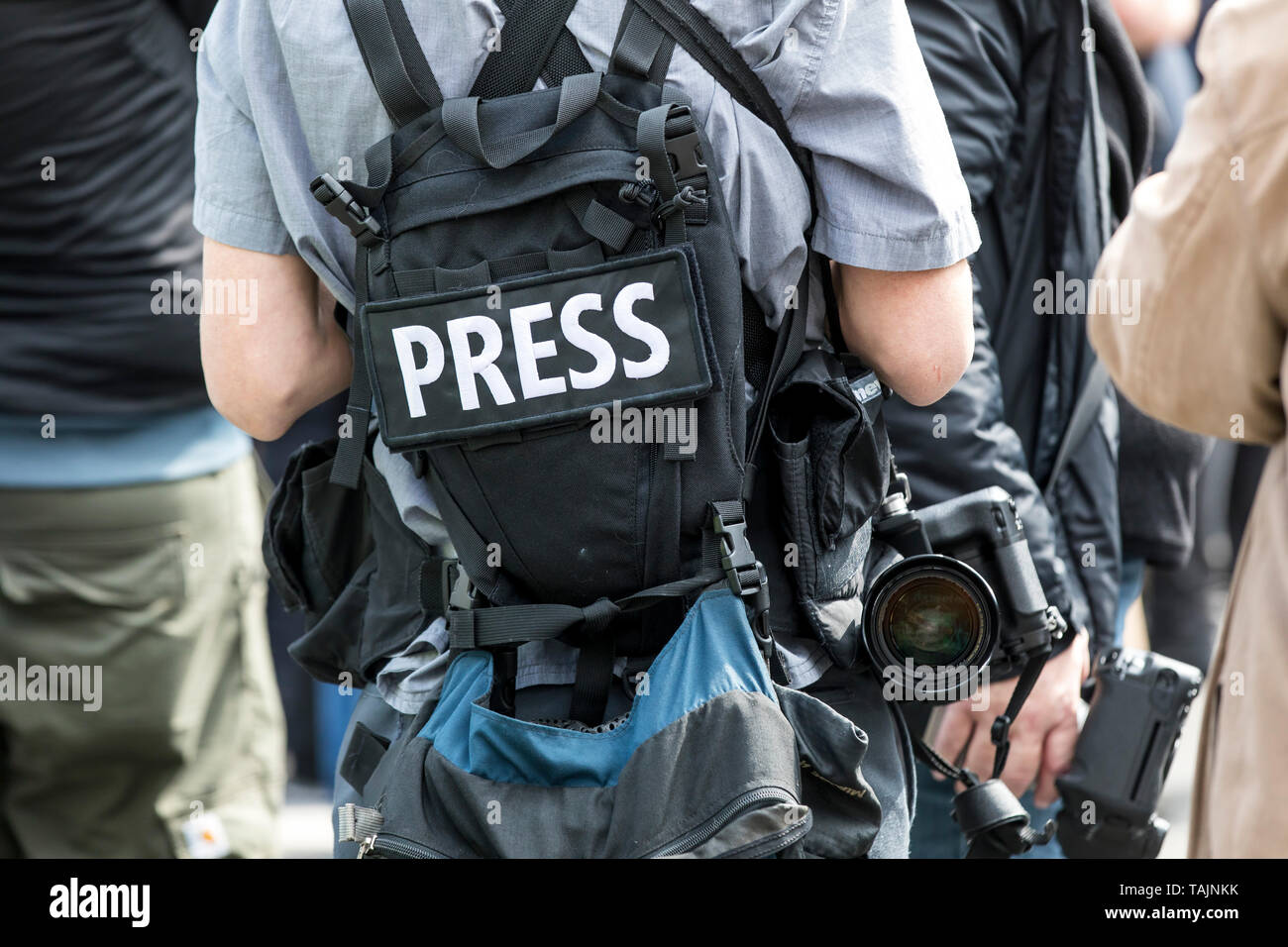 Periodista, fotógrafo, reportero, en una manifestación, inscripción PRENSA, mochila, cámara Foto de stock
