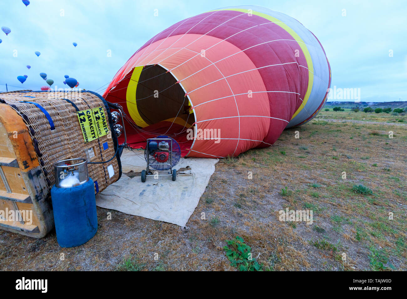 La gente inflar globos con una antorcha de gas y gasolina de gran capacidad  ventilador industrial inclinando la cesta de transporte al lado Fotografía  de stock - Alamy