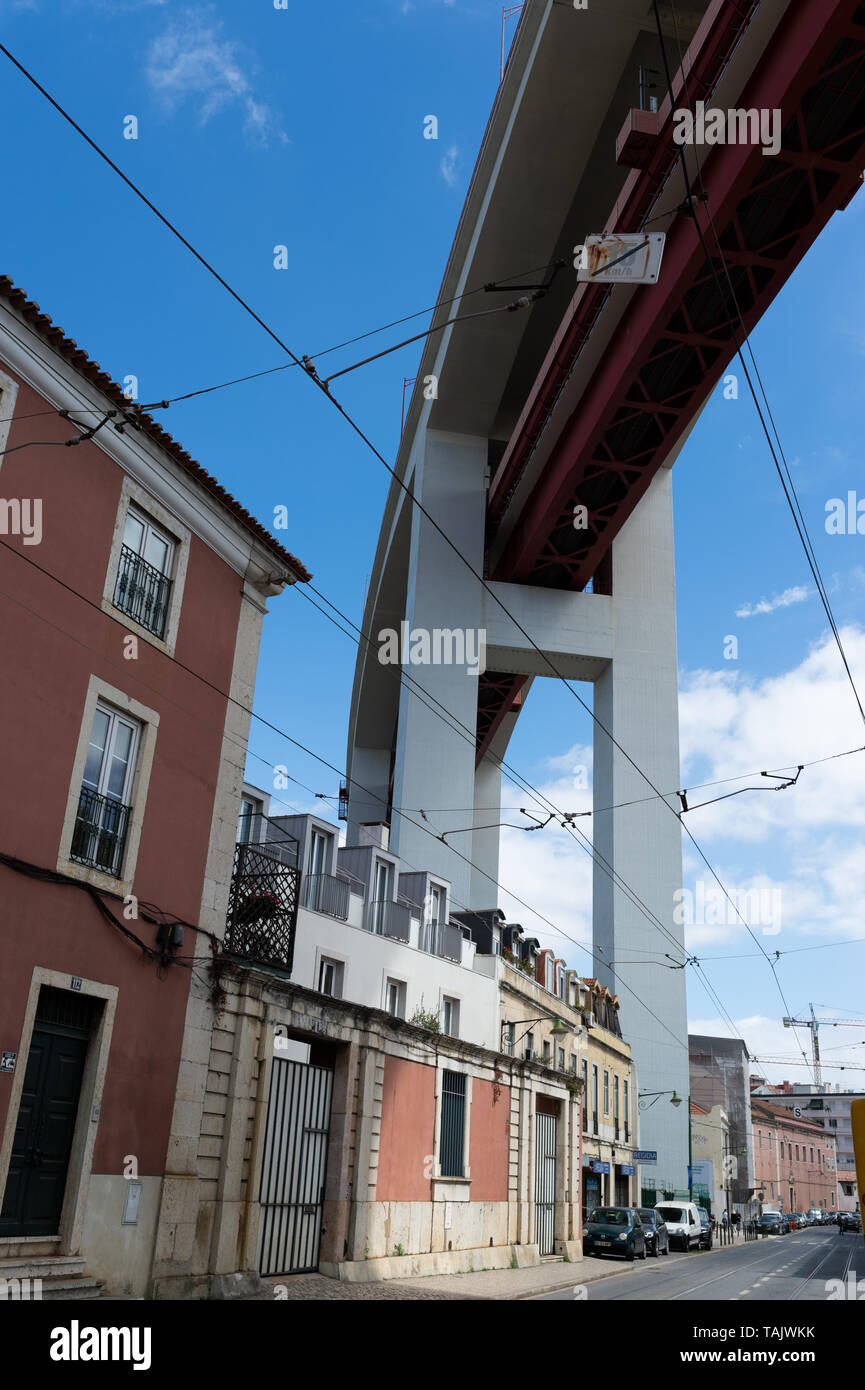 Puente de carretera y ferrocarril en Lisboa, Portugal. Foto de stock