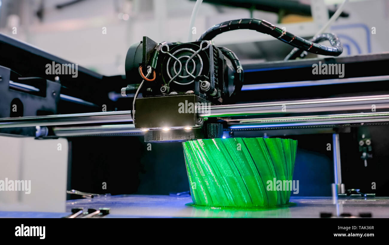Automático de la impresora 3D tridimensional de plástico modelo de  impresión de la máquina Fotografía de stock - Alamy
